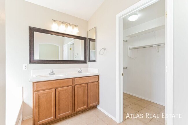 Building Photo - 554 S Sunny Rock Dr
