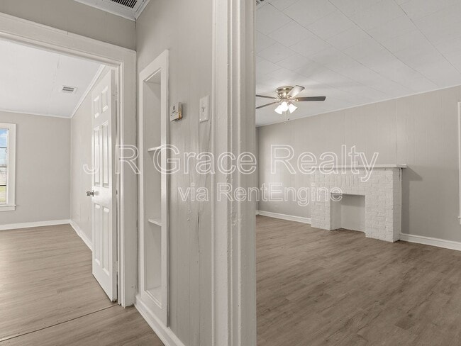 Building Photo - 1801 Reuter Ave