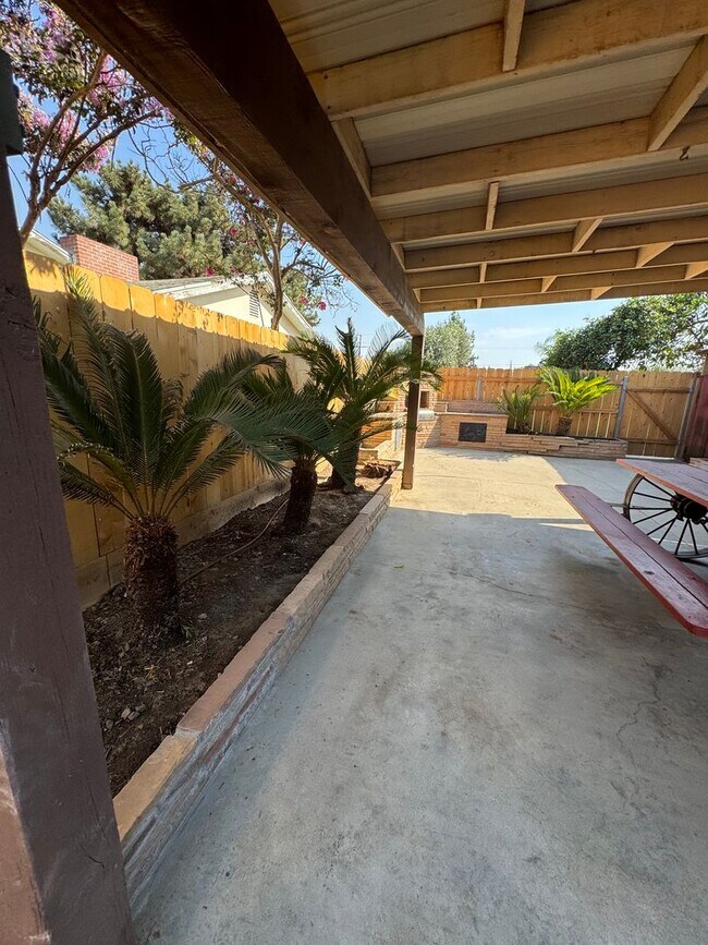 Building Photo - Charming Home Rent Ready !