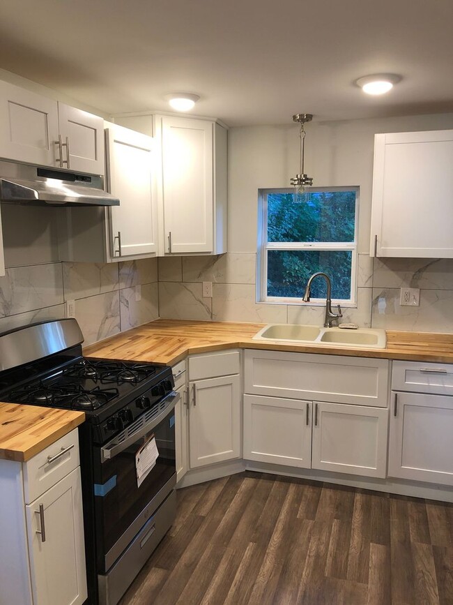 Building Photo - 3 bedroom, 1.5 bath house