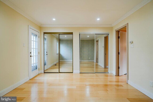 Building Photo - 227 Carriage Ct
