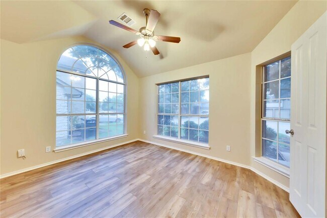 Building Photo - 2204 Grove Dr