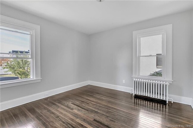 Building Photo - 2065 Barnum Ave