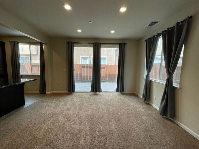 Building Photo - 3845 Lookout Dr