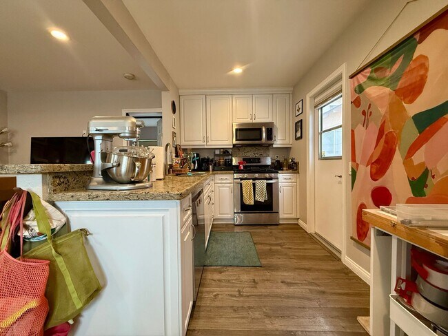 Building Photo - Modern Bungalow with W/D + A/C! Assigned Parking Included & 1 Garage Storage!