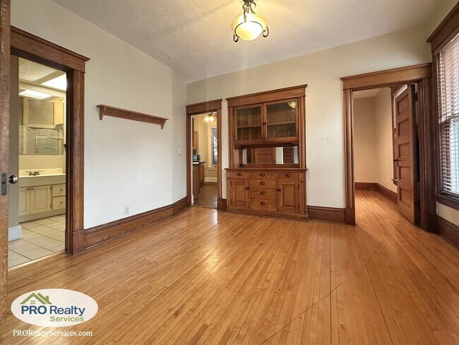 Building Photo - Charming 2 Bedroom Apartment in Northeast ...