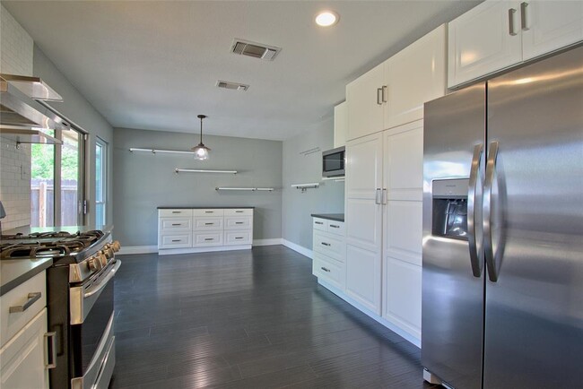 Building Photo - 8502 Danville Dr