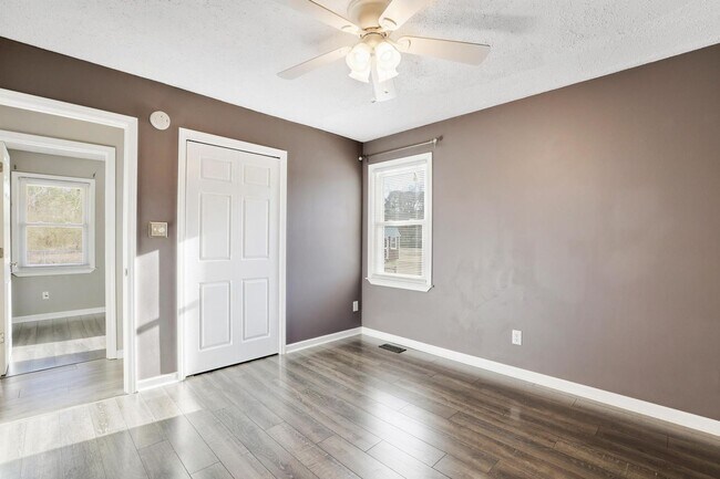 Building Photo - Pet Friendly Rental with no carpet!
