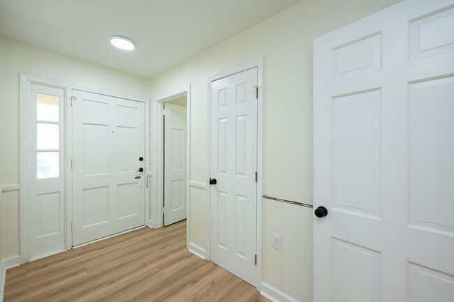 Building Photo - SPACIOUS RETREAT WITH DOWNTOWN CONVENIENCE