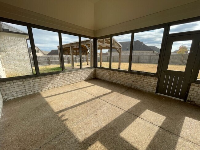 Building Photo - College Crossing beautiful home!