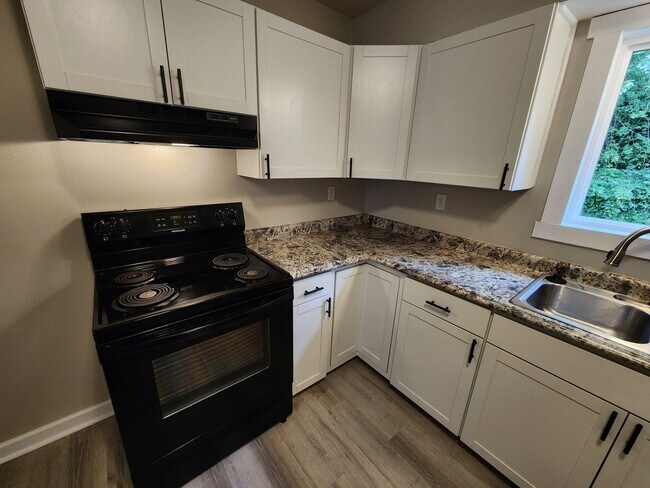 Building Photo - Spacious 3-Bedroom, 1-Bathroom Home AVAILABLE NOW!!