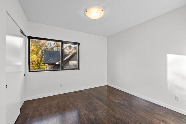 Building Photo - 203 S Marion St Pkwy