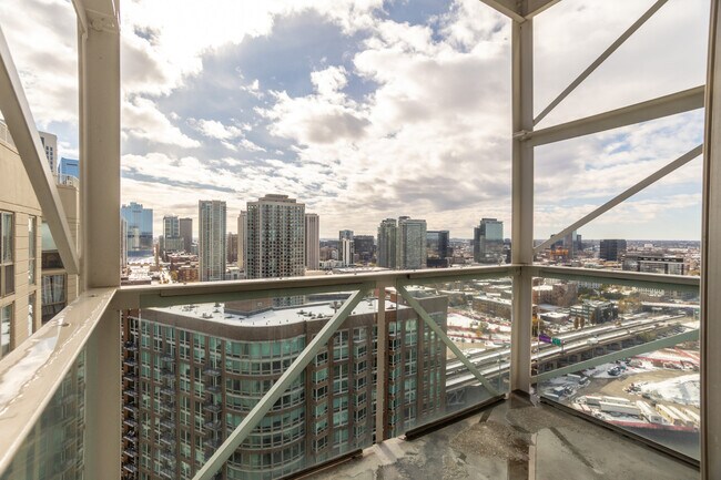 Building Photo - 653 N Kingsbury St