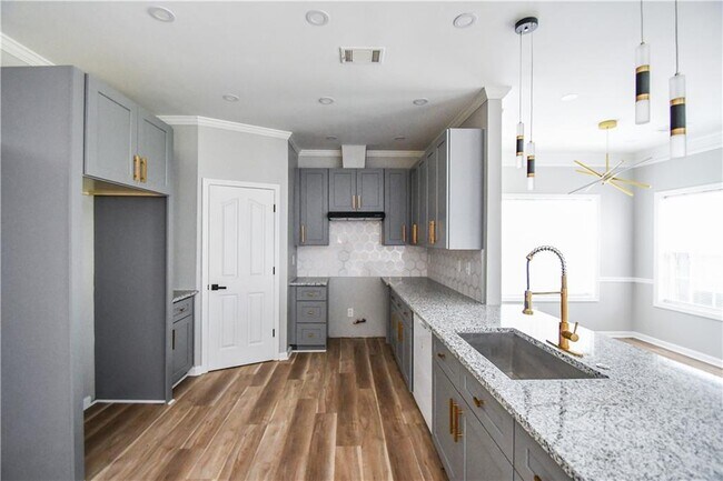 Building Photo - 3338 Sims St