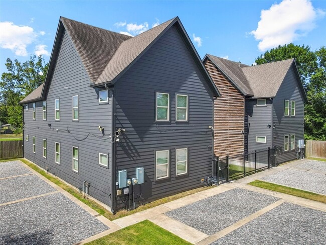 Building Photo - 3424 Tuam St