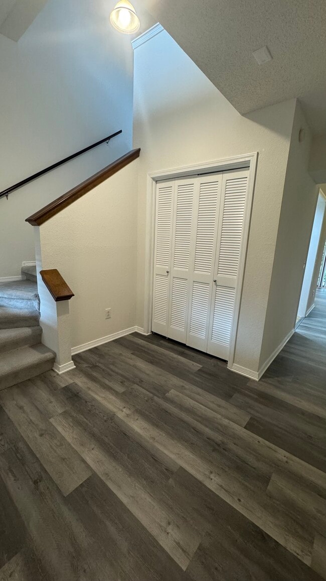 Entry - 24 Melinda Ln