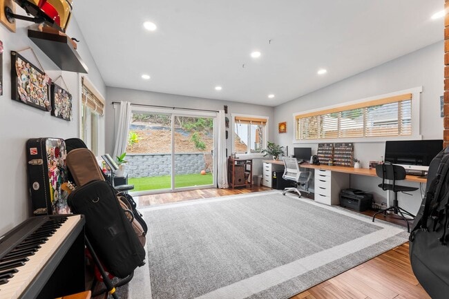 Building Photo - SPACIOUS 4 BEDROOM/2 BATHROOM HOME FOR REN...