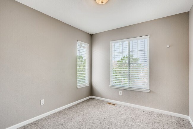 Building Photo - Gorgeous light and bright home in desirable Hearth neighborhood