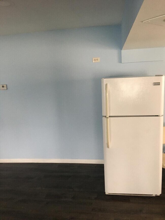 Building Photo - 295 E 238th St