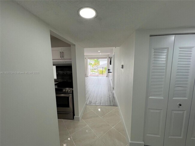 Building Photo - 8000 SW 81st Dr