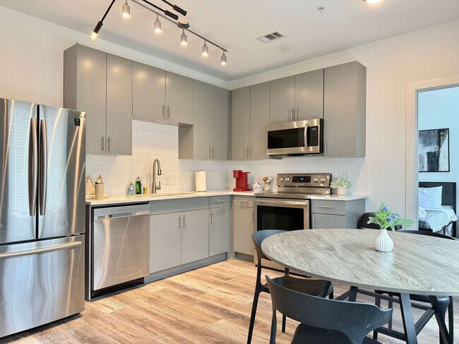 Building Photo - 542 Boulevard NE