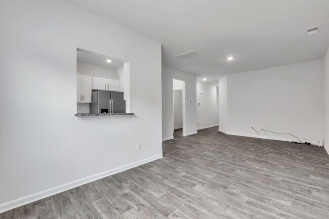 Building Photo - Beautiful 3 BR / 2.5 BA Townhome with Patio & Community Amenities $1,699/mo rent**