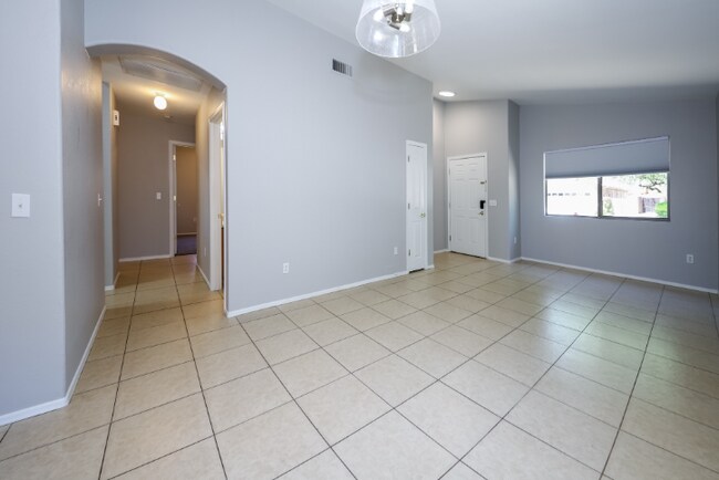 Building Photo - 6807 W Quailwood Way