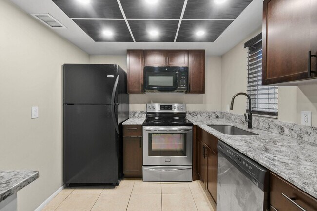 Building Photo - 1631 SE Green Acres Cir