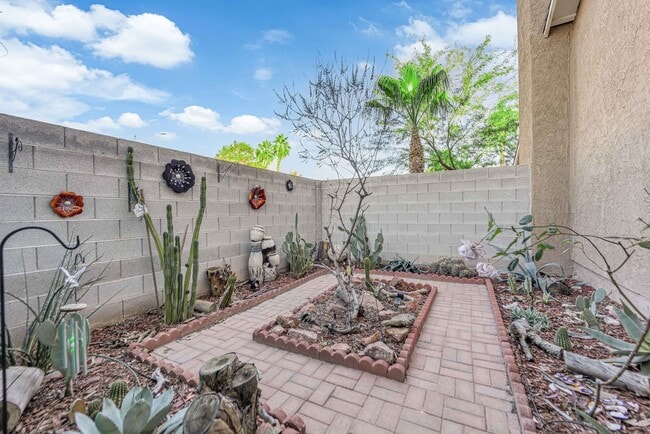 Building Photo - Beautiful 4 bed/ 3 bath POOL Home For Rent