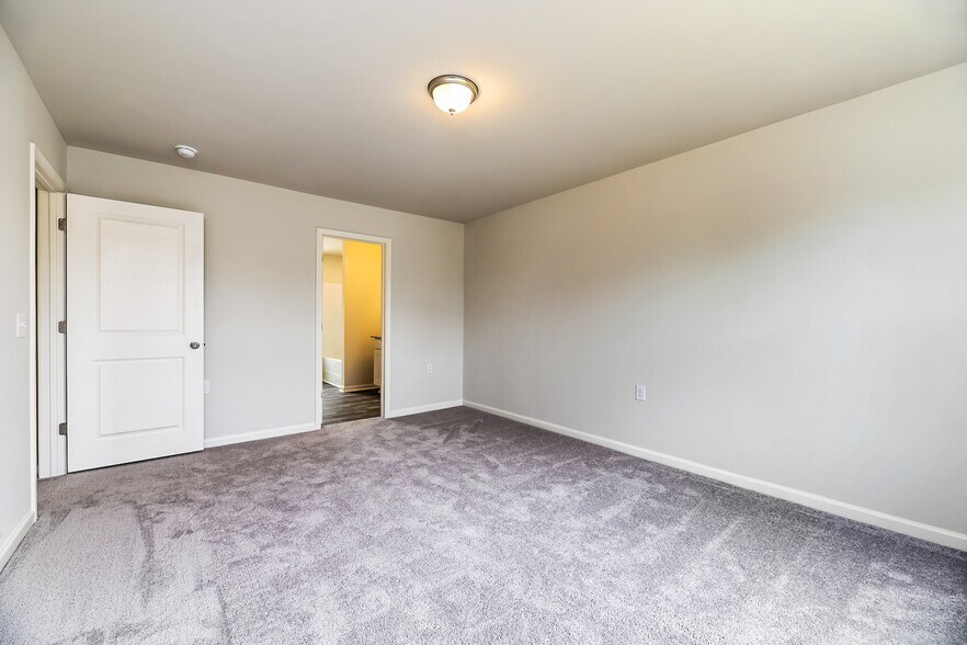 Building Photo - 672 Savanac St SE