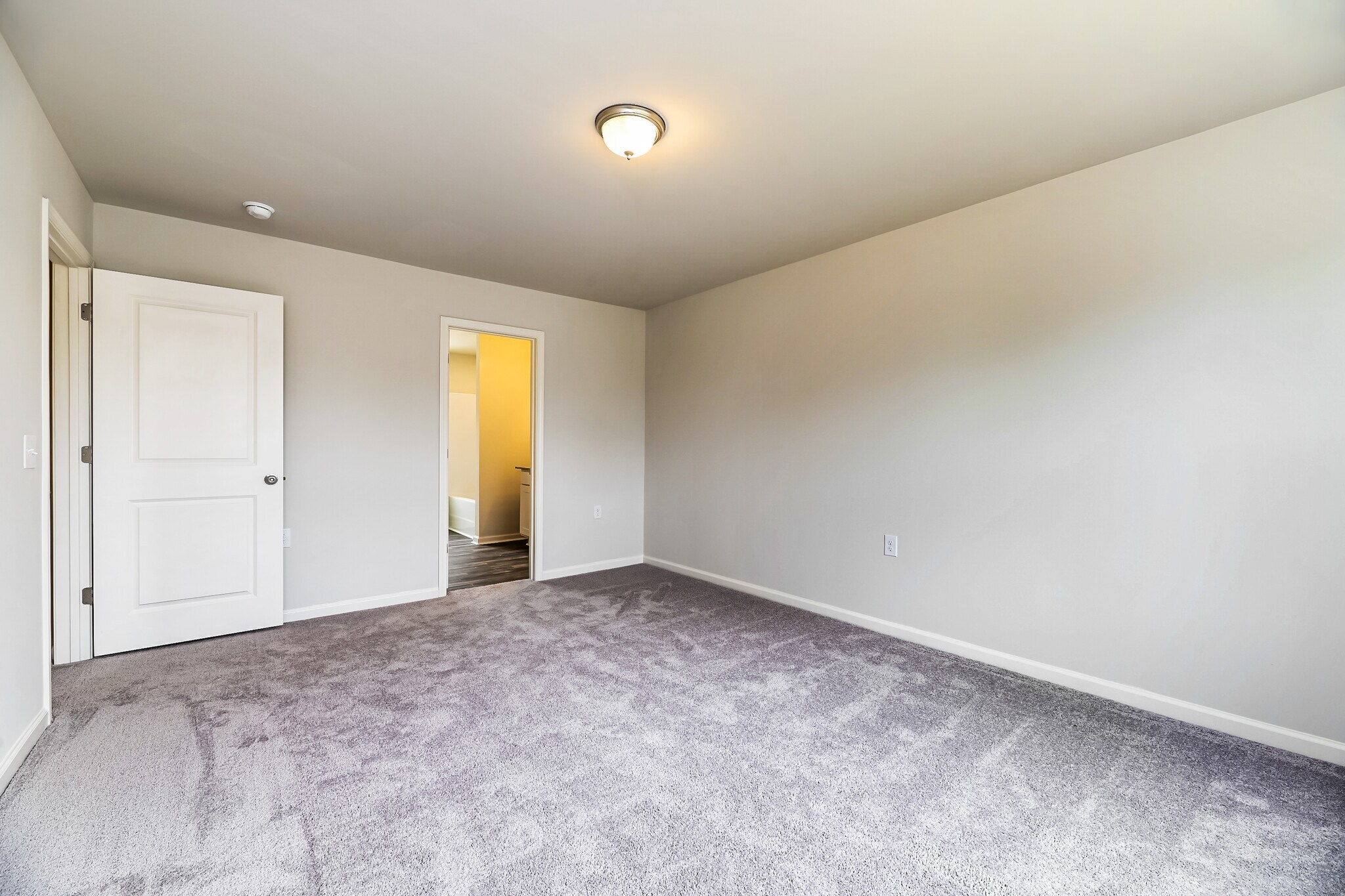 Building Photo - 664 Savanac St SE