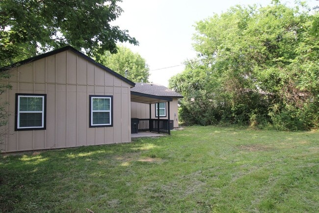 Building Photo - Recently Remodeled 3 Bed 2 Bath!
