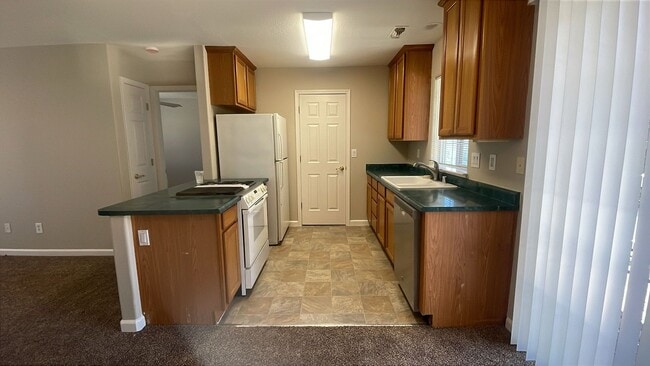 Building Photo - 2120 Country Club Dr