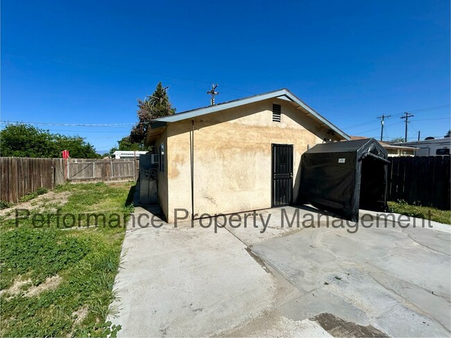 Building Photo - Cute 1 Bed/1 Bath Home in N Bakersfield