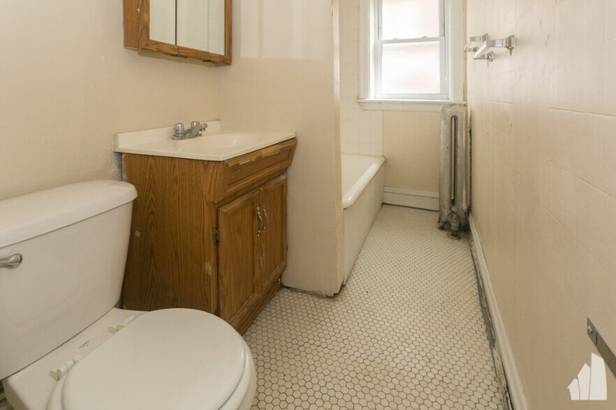 Building Photo - 5220 N Damen Ave