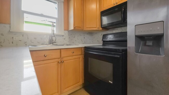 Building Photo - Updated West Seattle Two-Bedroom Home