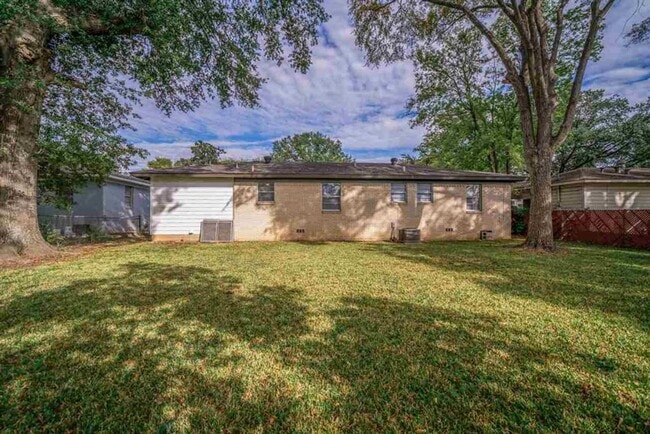 Building Photo - 3/1.5 Home in Central Longview