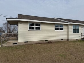 Building Photo - Newly remodeled 1 bedroom, 1 bath duplex.