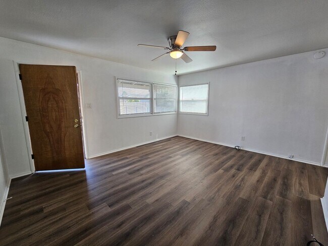 Building Photo - RETIREMENT COMMUNITY: Renovated Residence Hidden Gem 2 Bed/1 Bath - San Leandro