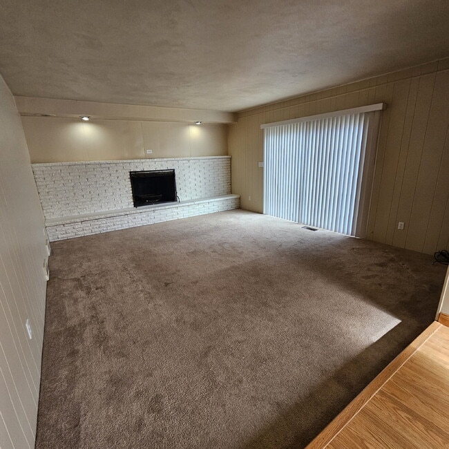 Building Photo - Nice 2 Bedroom Ranch w/ Great Room, Semi F...