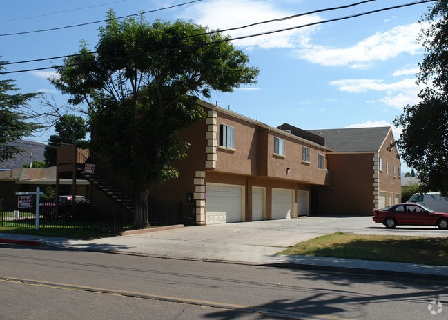 Primary Photo - 1261 Victor St