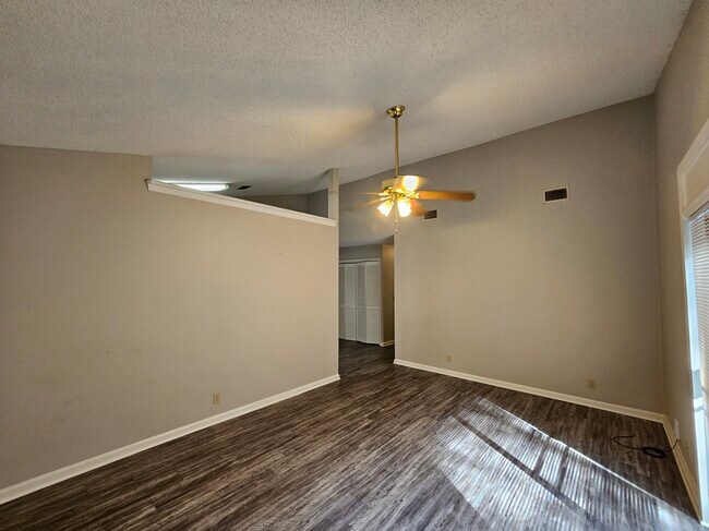 Building Photo - 108 E Lakemont Dr