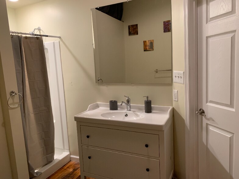 Building Photo - 1415 Kemper St