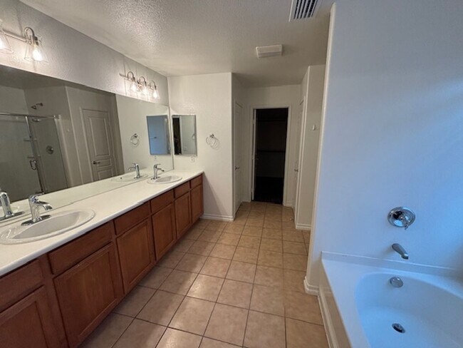 Building Photo - 2684 Jade Tree St