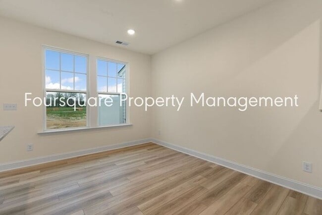 Building Photo - Townhome! | Back Patio with Privacy Fence|...