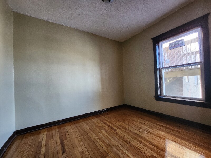 Building Photo - 953 N Pine Ave