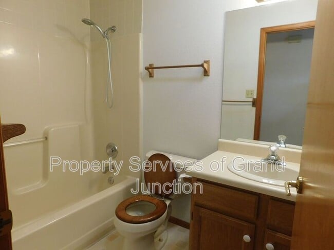 Building Photo - 13 Madeira Ct