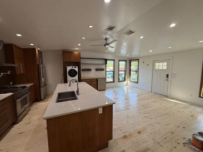 Primary Photo - 5411 Manor Rd