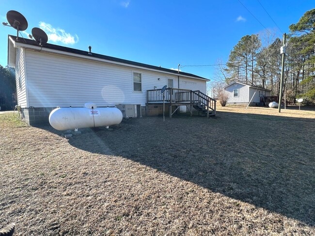Building Photo - Country Living and Convenience at It's BEST
