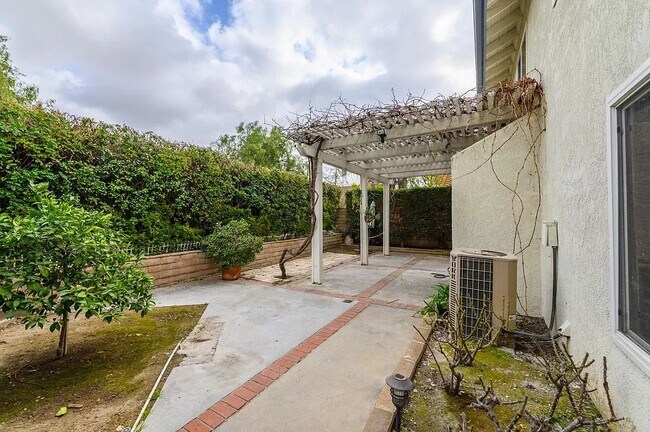 Building Photo - 27 Eden